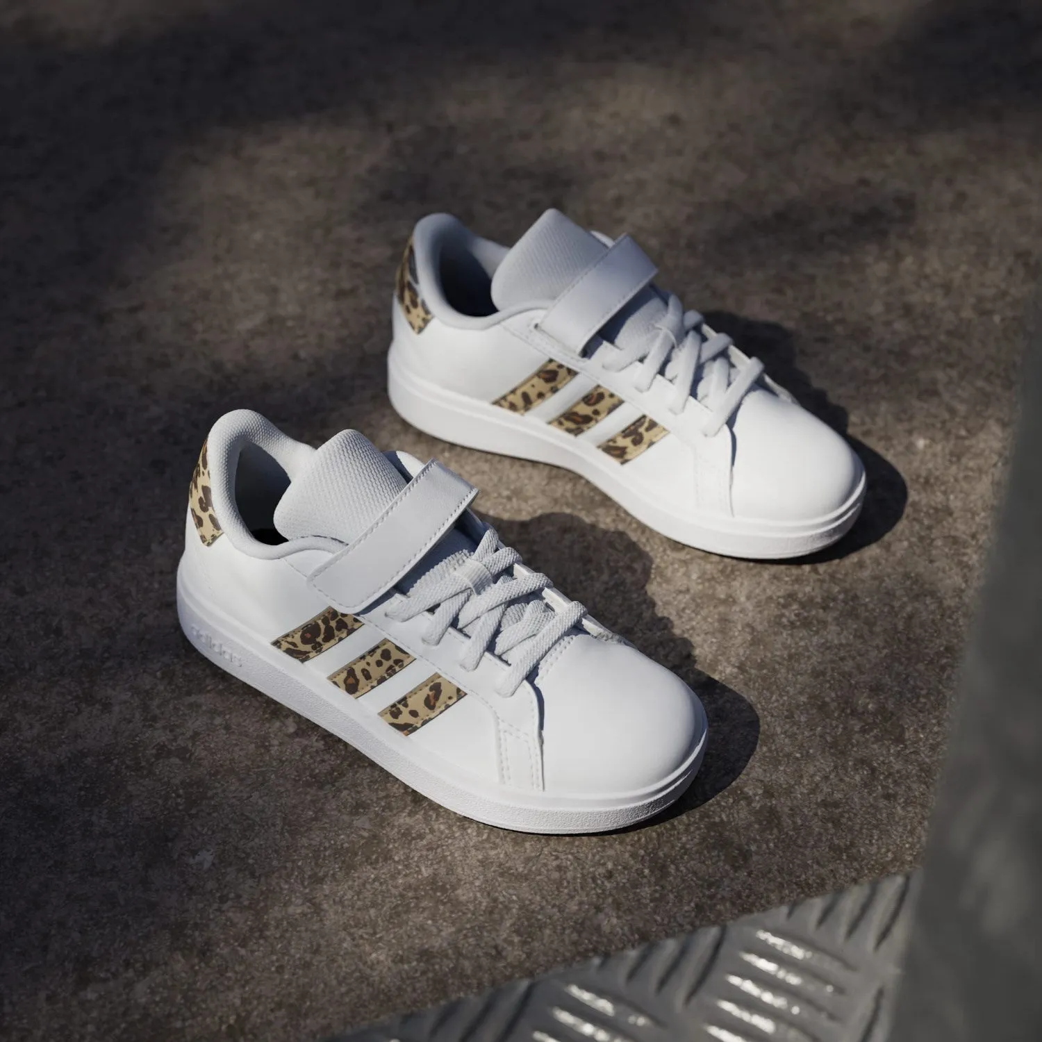 Rolling Motion Geometry Easy Go adidas Originals Ftwr White/Magic Beige/Matte Gold Grand Court 2.0 El C Sneakers