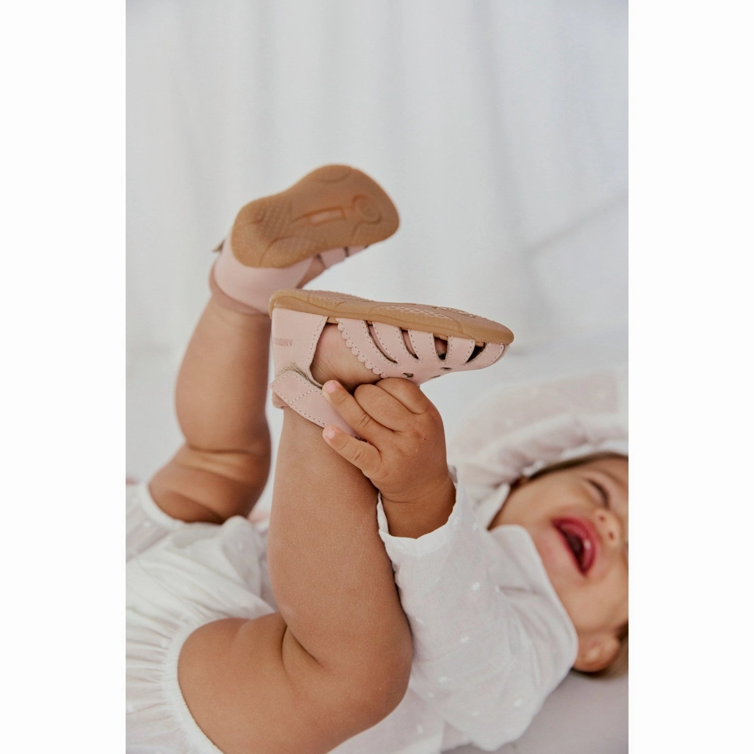 Injection molded Leisure Life Angulus Rosebud/Rosebud Barnets F?rste Sandal Med Udstanset Hjertem?nster