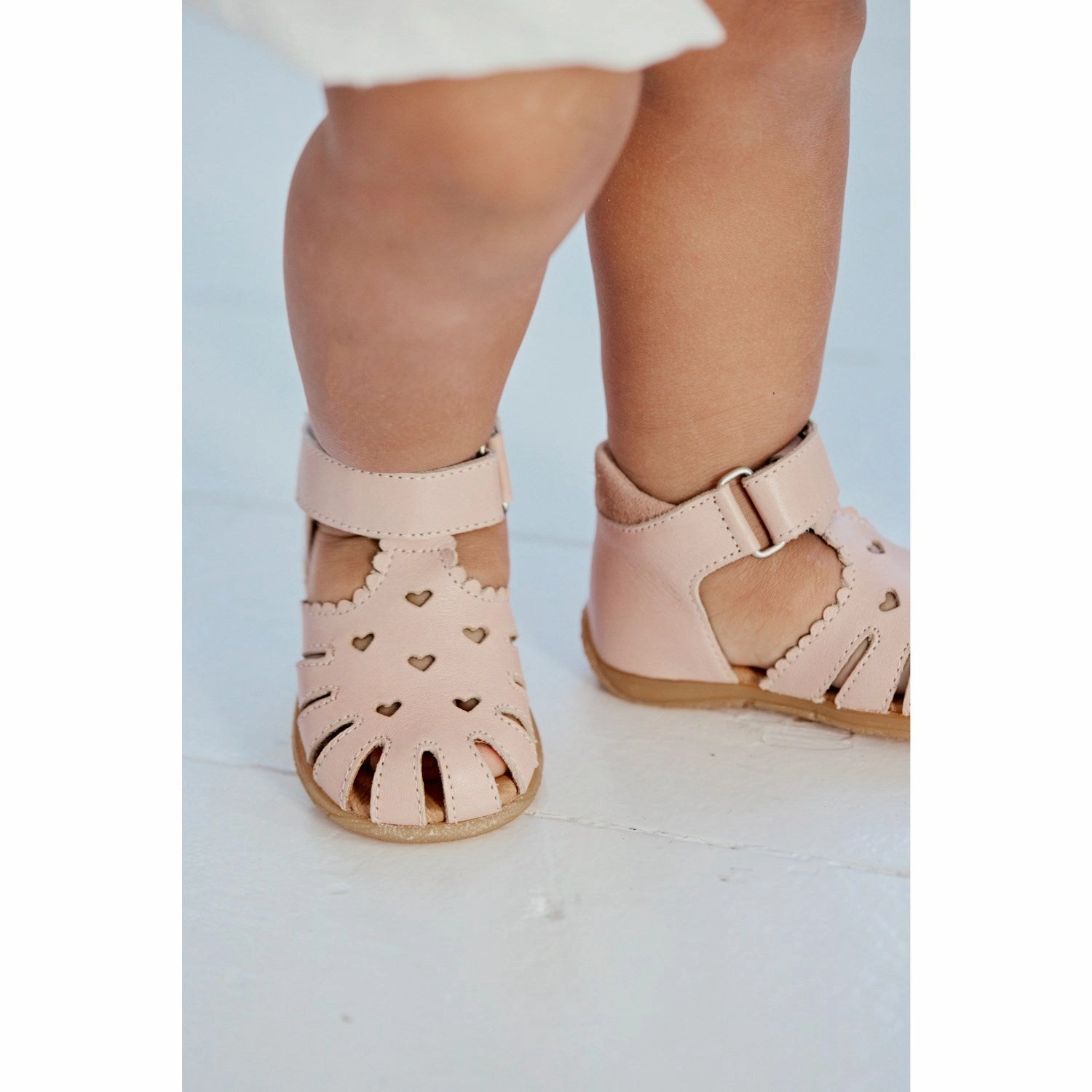Wear Anywhere Angulus Rosebud/Rosebud Barnets F?rste Sandal Med Udstanset Hjertem?nster