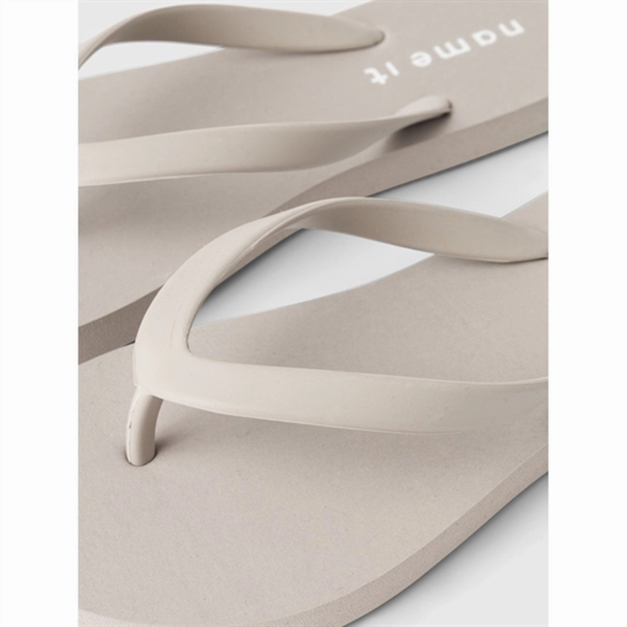 Name it Pure Cashmere Fubi Flip Flop Criss Cross Straps Textured Footbed