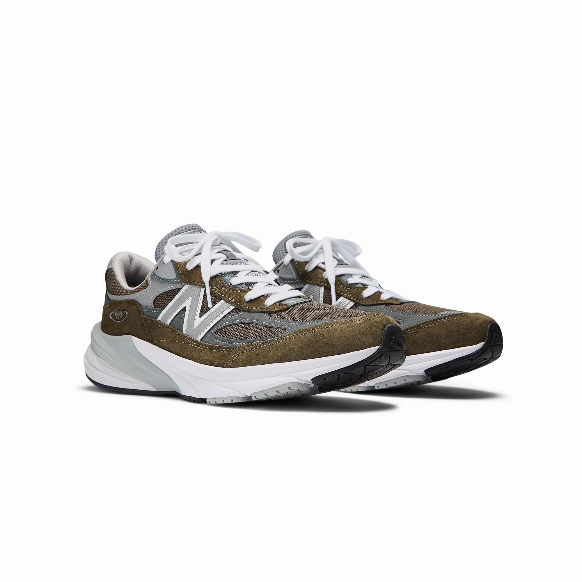 running in a suspension cable bridge area shoes short - distance runner shoes New Balance Mens Made in USA 990v6 Shoes