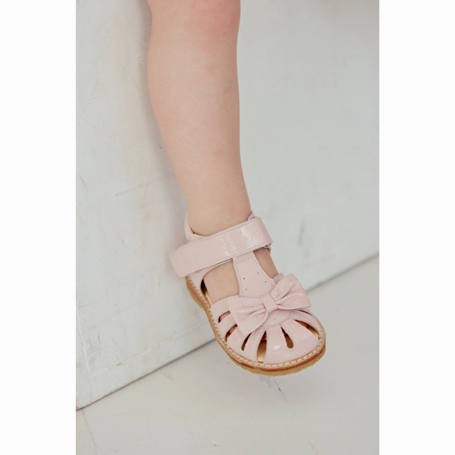 Timeless Comfort Arch Contour Design Angulus Rosebud Beginner Sandal Med Bow Og Velcro Fastening
